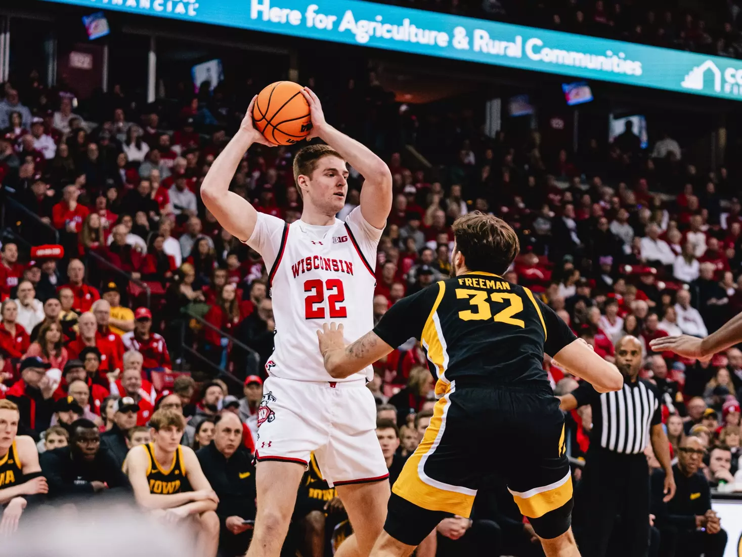 Steven Crowl reads the defense vs. Iowa