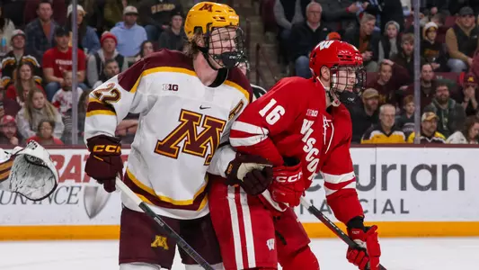 Tyson Dyck in front of the Minnesota net