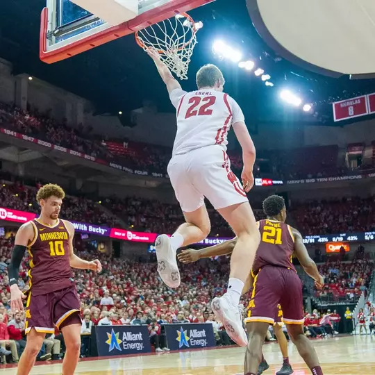 Steven Crowl dunks against Minnesota in 2023