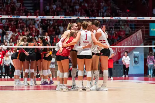 Badgers huddle after a rally against USC.