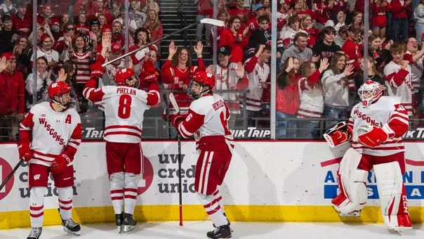 Badger men's hockey celebrates with fans