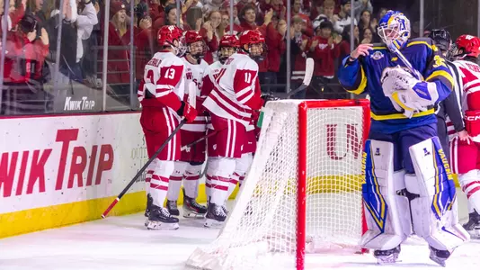 Men's Hockey Celebrates win verses Alaska