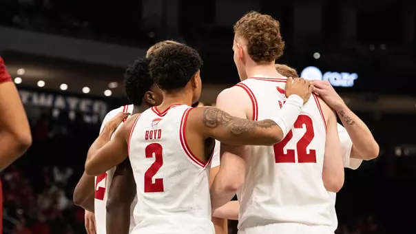 Badgers huddle against Oklahoma in their exhibition match.