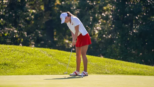 Alexia Siehl goes for the putt