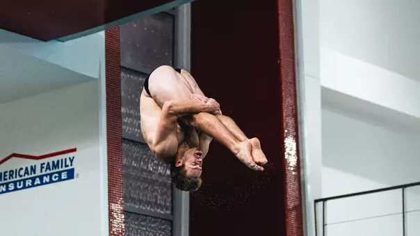 Jan Lanser dives at Soderholm