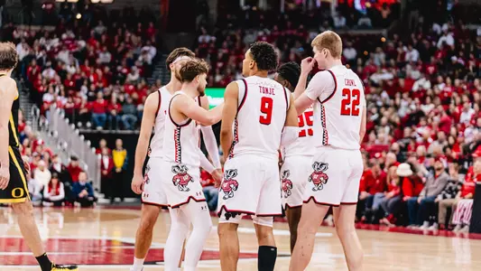 The Badgers huddle together against Oregon