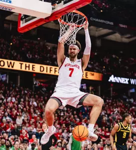 Carter Gilmore dunks against Oregon