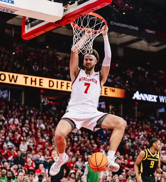 Carter Gilmore dunks against Oregon