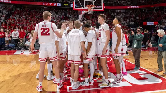 Men's Basketball Huddle