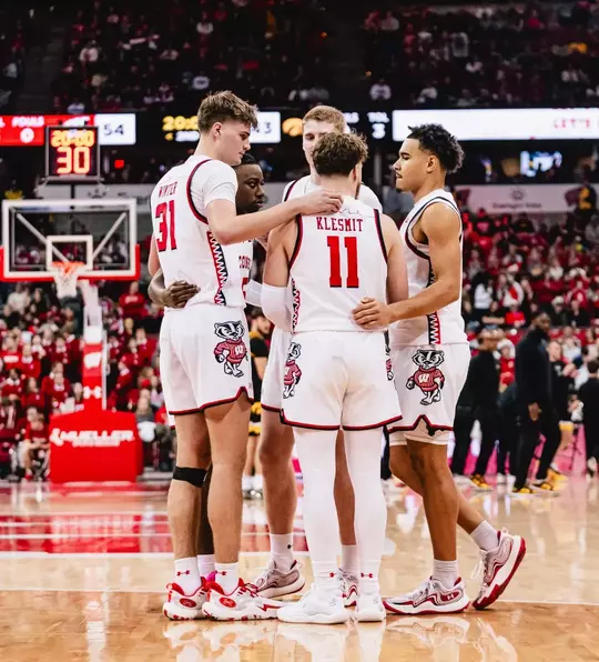 The team huddles up to play against Minnesota