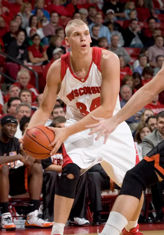MADISON, WI - NOVEMBER 12: Forward Greg Stiemsma #34 of the Wisconsin Badgers handles the ball against the Mercer Bears at the Kohl Center on September 12, 2006 in Madison, Wisconsin. The Badgers beat the Bears 72-48. (Photo by David Stluka)