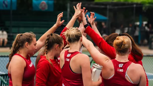 Wisconsin huddles before Big Ten Tournament