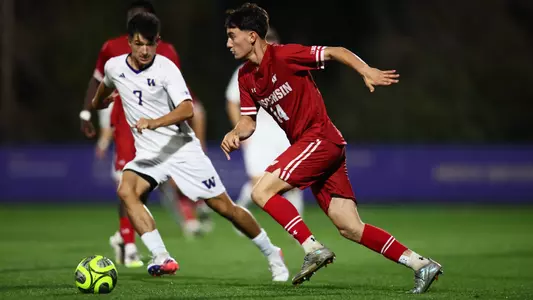 Joaquin Torres plays the ball against Washington