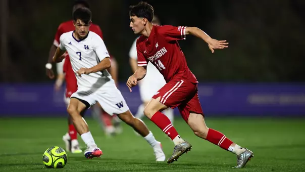 Joaquin Torres plays the ball against Washington