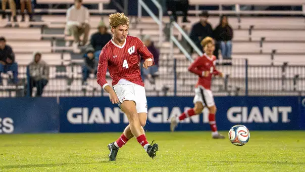 Julian Kuhr plays the ball against Penn State