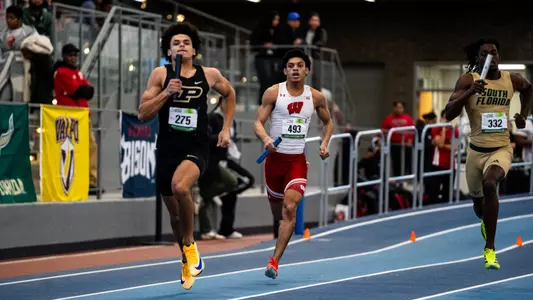 Micah Walker running in No. 2 ranked UW 4x400