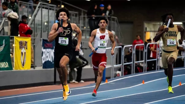 Micah Walker running in No. 2 ranked UW 4x400