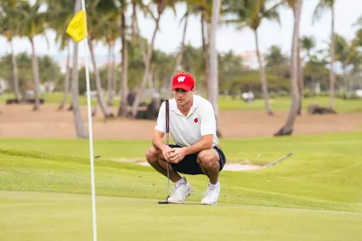 Jason Shwartz kneels for putt at Puerto Rico Classic