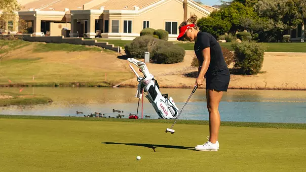 KAte Brody putts at Westbrook