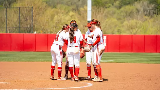 Badgers huddle against Rutgers.