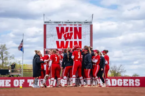 Badgers win, team huddle end of game vs Rutgers