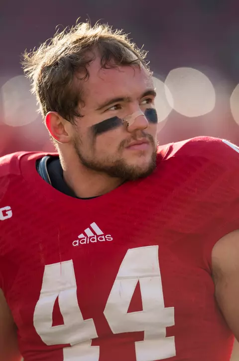Chris Borland on the sideline with no helmet on