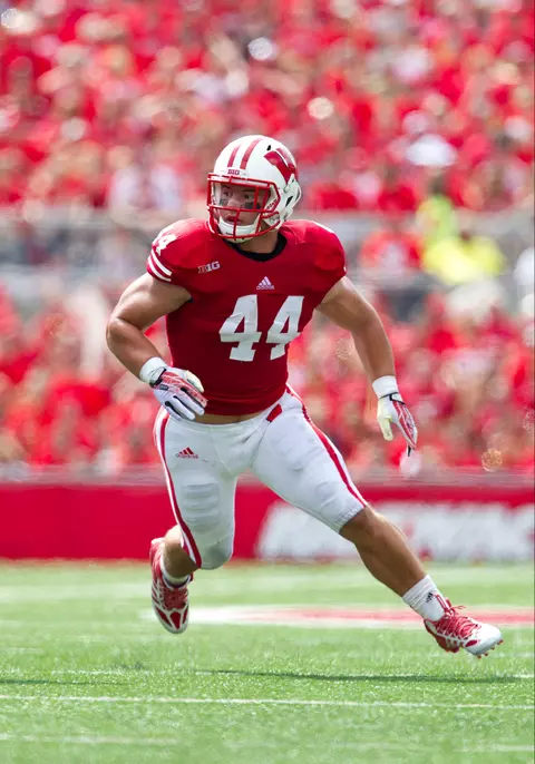 Chris Borland on defense running to the ball