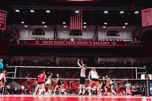 Charlie Fuerbringer sets the ball against Milwaukee at the UW Field House