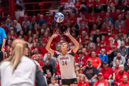 Charlie Fuerbringer sets the ball during Wisconsin’s match against Oregon.