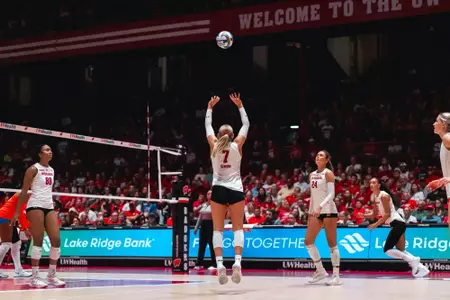 Simon with the set | Wisconsin Volleyball vs Florida