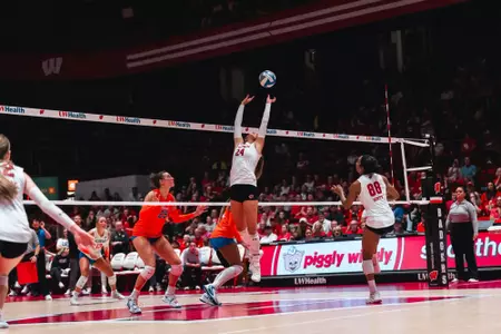 Badgers attacking on offense as Charlie sets the ball | Wisconsin Volleyball vs Florida