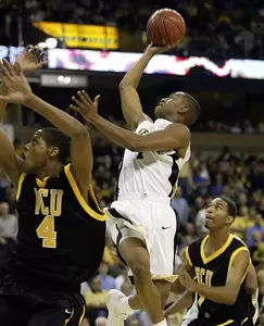 Justin Gray drives between Virginia Commonwealth players Michael Anderson (4) and Renardo Dixon (1).