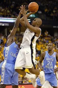Chris Paul drives past Raymond Felton and Jawad Williams during the first half.