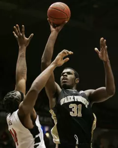 Eric Williams shoots over Cincinnati defender Eric Hicks in the second half.