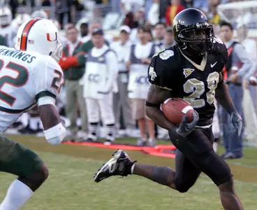 Chris Barclay runs past Miami's Kelly Jennings for a touchdown in the second quarter.