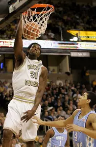 Eric Williams (31) dunks over North Carolina's Danny Green. (AP Photo)