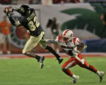 Wide receiver Willie Idlette hauls in a pass in the first quarter. (AP Photo/Alan Diaz)