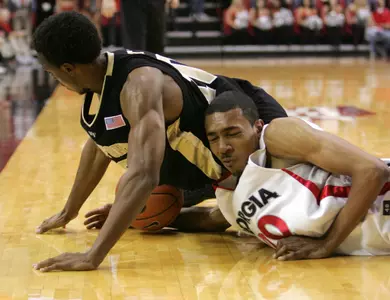 Georgia's Troy Brewer and Ishmael Smith scramble for a loose ball during the first half in Athens, Ga. (AP Photo/John Bazemore)