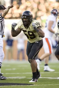 Aaron Curry celebrates vs. Virginia, Nov. 8, 2008