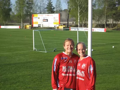 Elizabeth Remy and Alena Thom are currently playing professionally in Sweden.