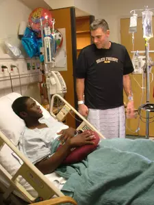Tom Walter and Kevin Jordan meet just hours after their surgeries.