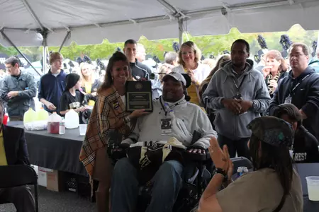 Rodney Rogers received the Pete Moffitt Courage Award from Susan Moffitt.
