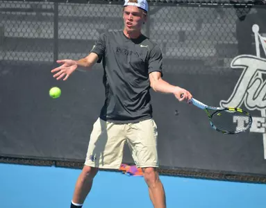 Romain Bogaerts moves to 4-1 in the fall.