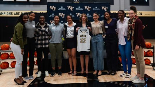 Megan Gebbia and women's basketball team