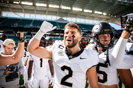 Taylor Morin, team huddle