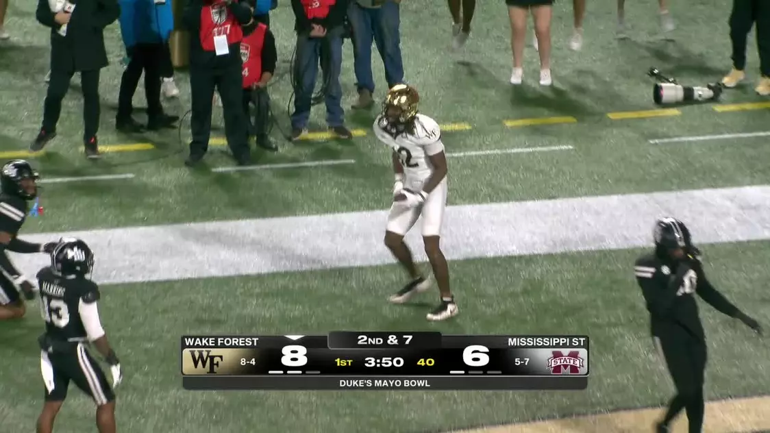 Robbie Ashford connects with Kamrean Johnson for TD