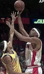 Huskies Fall To No. 11 Arizona, 82-62