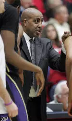 Huskies Go Frigid in 70-52 Loss at Arizona