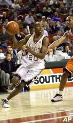 Men's Hoops Edged By Saint Louis, 71-70