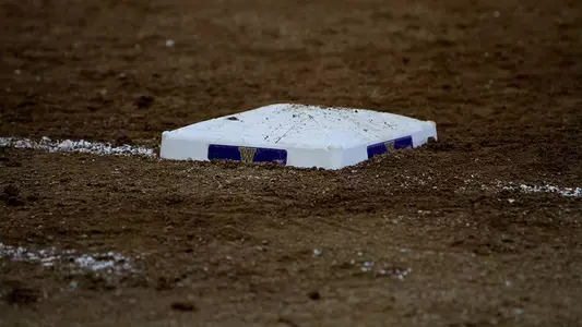 Huskies Split Day One Of Sportco Kickoff Classic